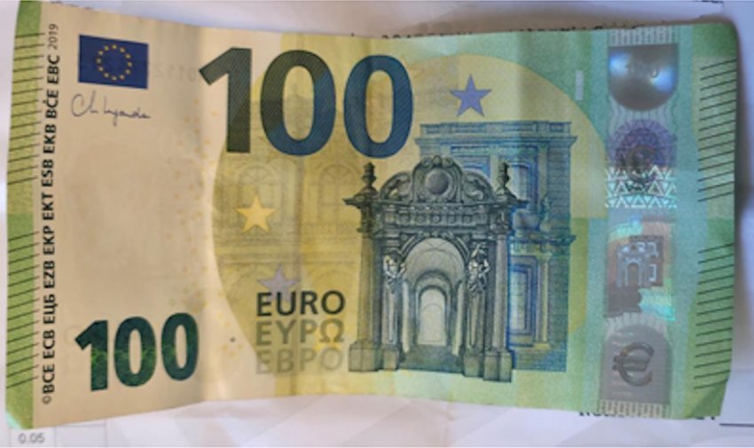 tre te mitur gjejne 100 euro ne sheshin e kamenices i dorezojne ne polici 695416531929e