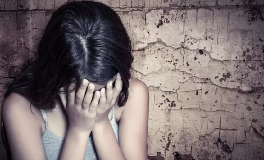 u mashtrua nga shoku i saj 13 vjecarja prdhunohet dhe filmohet nga gjashte djem tre prej tyre shqiptare abuzuesit shperndajne videon ne rrjetet sociale 694b99b46613e