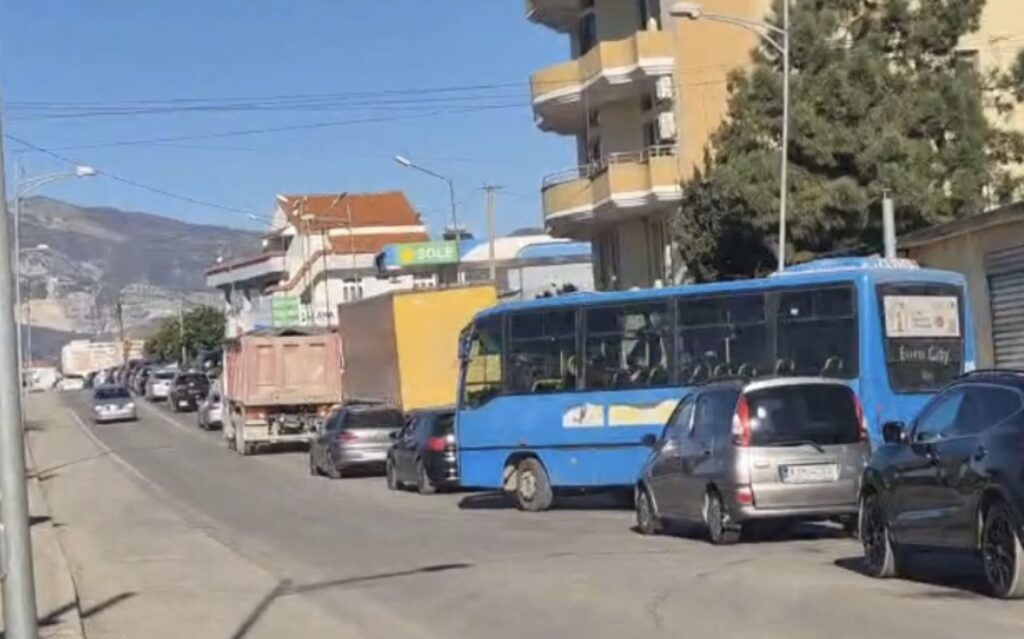 Unaza e Elbasanit “paralizohet” nga trafiku 3 unaza e elbasanit paralizohet nga trafiku 694fcb323df8a