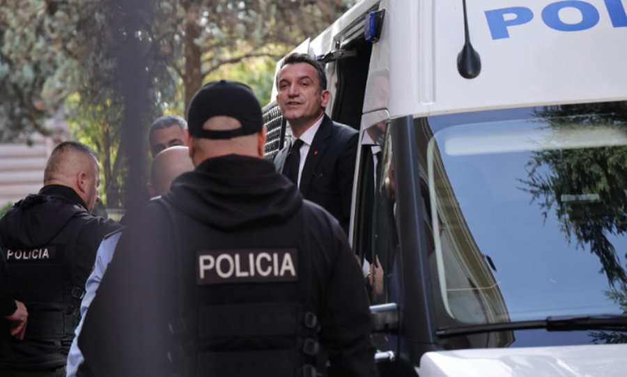 veliaj le qeline paraqitet ne seancen paraprake ne gjkko 692eb99662671