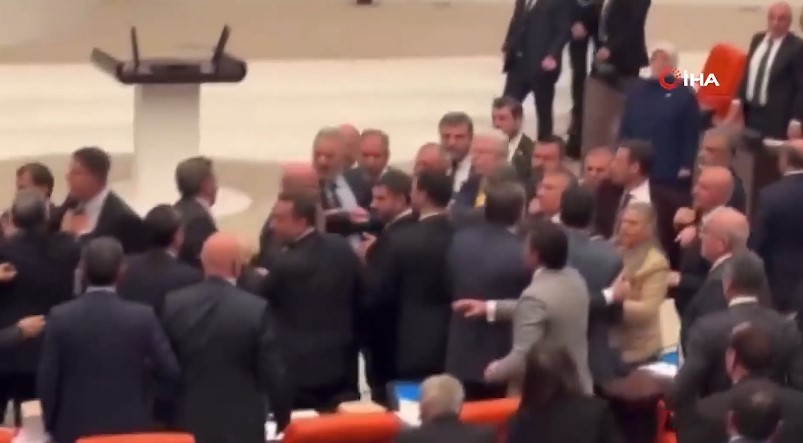 video deputetet sherr me grushte ne parlamentin e turqise 69498944bbe20