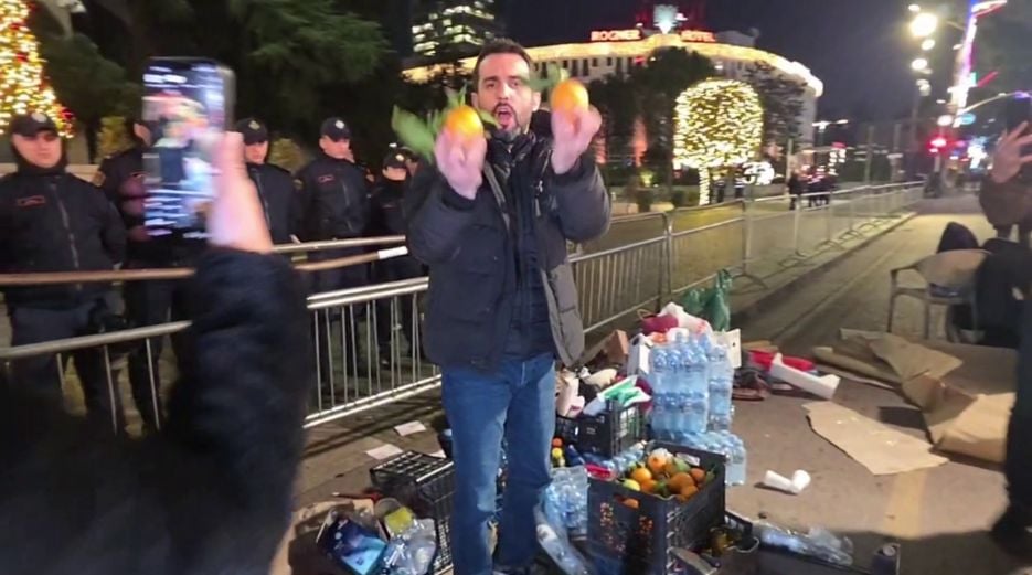 VIDEO/ Lapaj ironizon para Kryeministrisë me fruta dhe shishe uji në dorë: Ja bombat molotov dhe raketat e qytetarëve 3 video lapaj ironizon para kryeministrise me fruta dhe shishe uji ne dore ja bombat molotov dhe raketat e qytetareve 694064ad75788