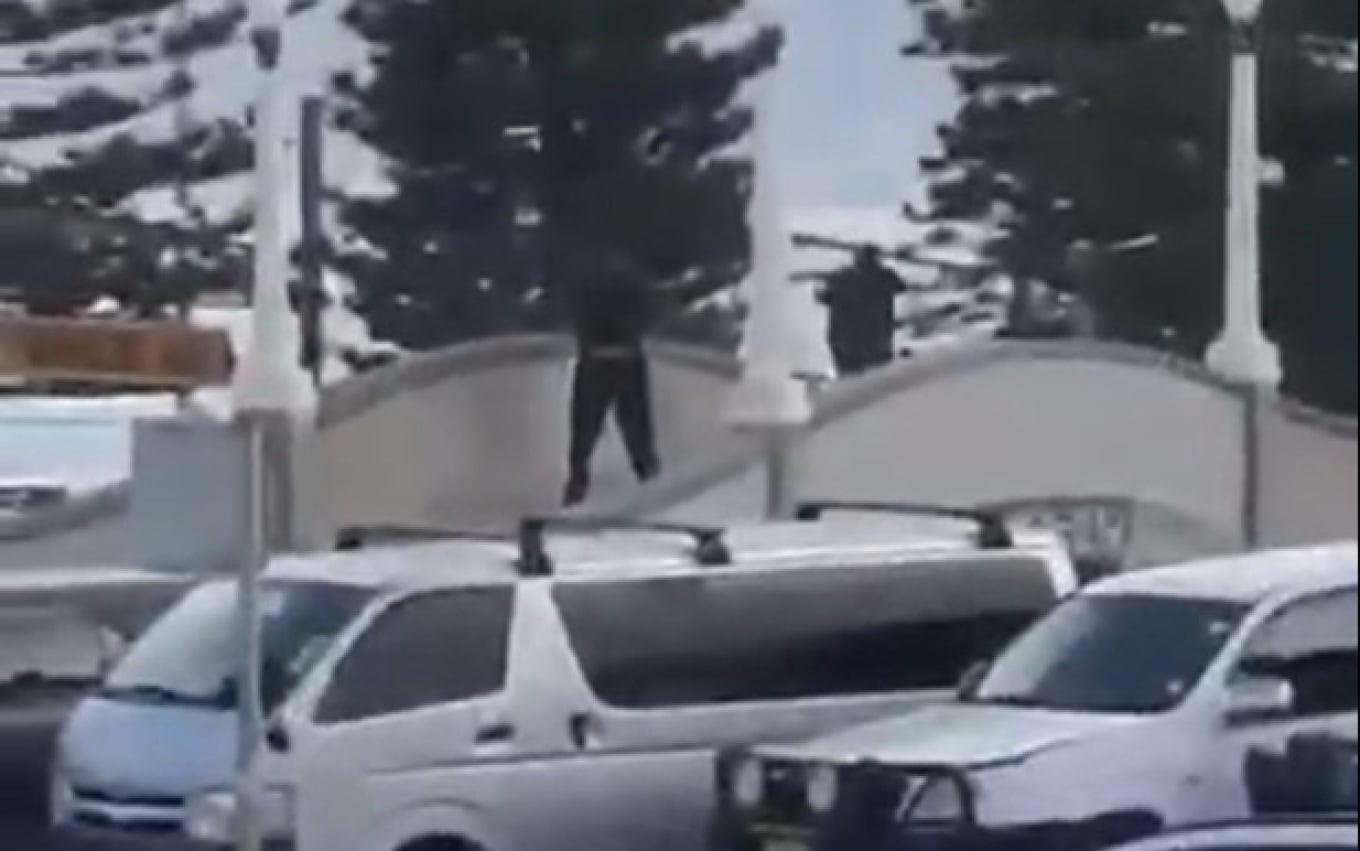 VIDEO/ Sulmi terrorist në festën hebraike në Sydney, shkon në 12 numri i të vdekurve 1 video sulmi terrorist ne festen hebraike ne sydney shkon ne 12 numri i te vdekurve 693ec0c7845ed