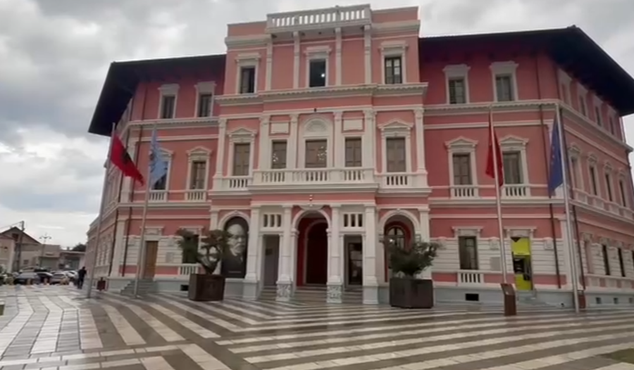 vodhen karburant nga makinat e punes pezullohen 3 punonjes te bashkise vlore 694d4455098d5