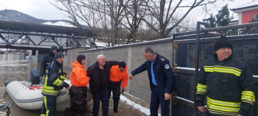 39 familje të evakuara nga përmbytjet në Mitrovicë, Skenderaj e Vushtrri 4 39 familje te evakuara nga permbytjet ne mitrovice skenderaj e vushtrri 6961455787932