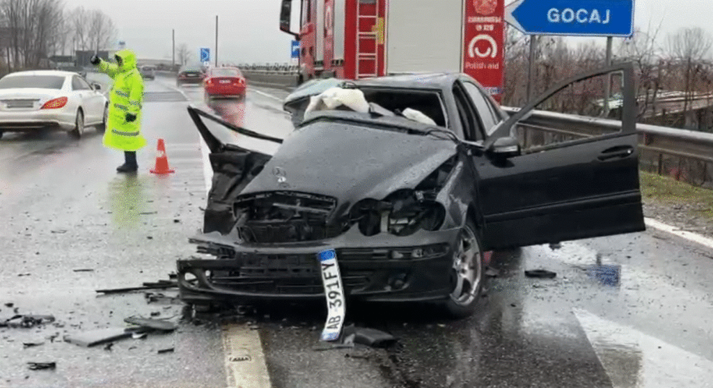 aksident i rende ne aksin rrugor lezhe shkoder dy te vdekur dhe kater te plagosur mes tyre femije 695792e3c0120