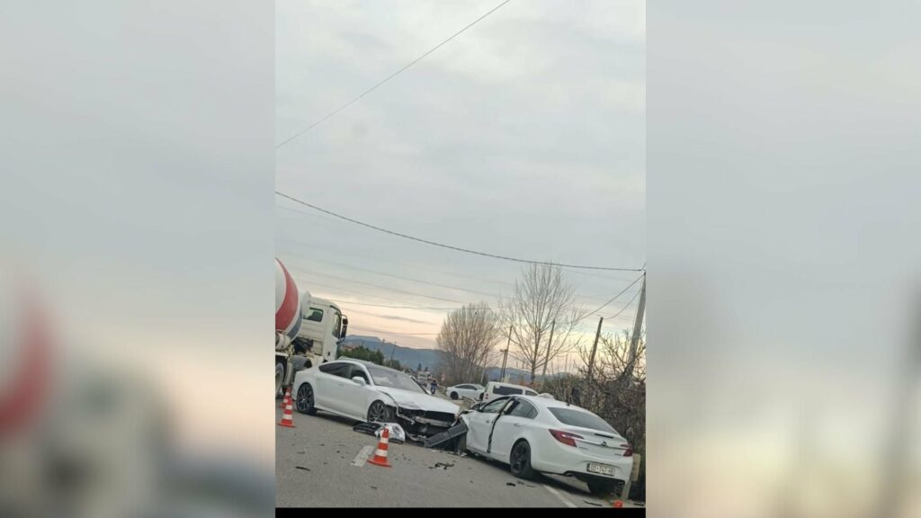 aksident ne unazen e qytetit te cerrikut perplasen dy automjete mbeten te plagosur 2 persona 696fa2441eb96