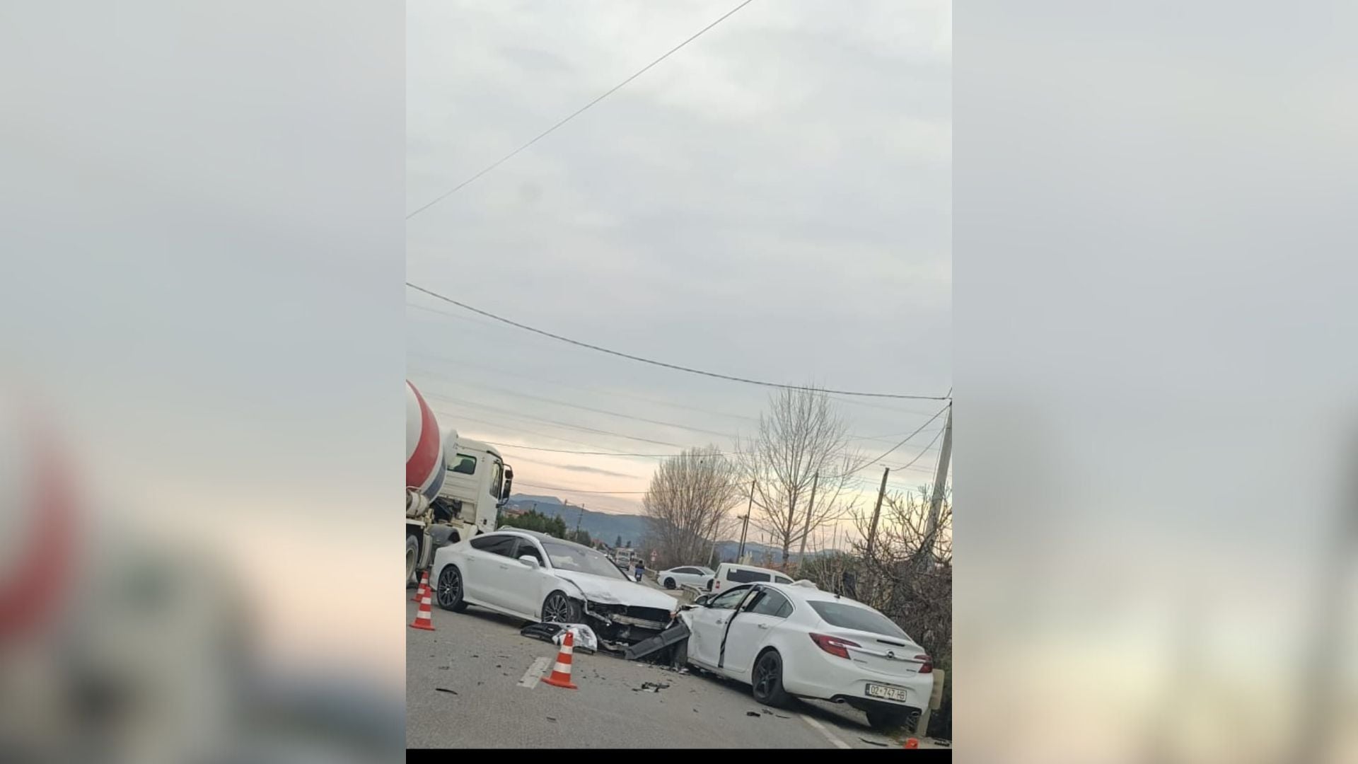 aksident ne unazen e qytetit te cerrikut perplasen dy automjete mbeten te plagosur 2 persona 696fa2441eb96