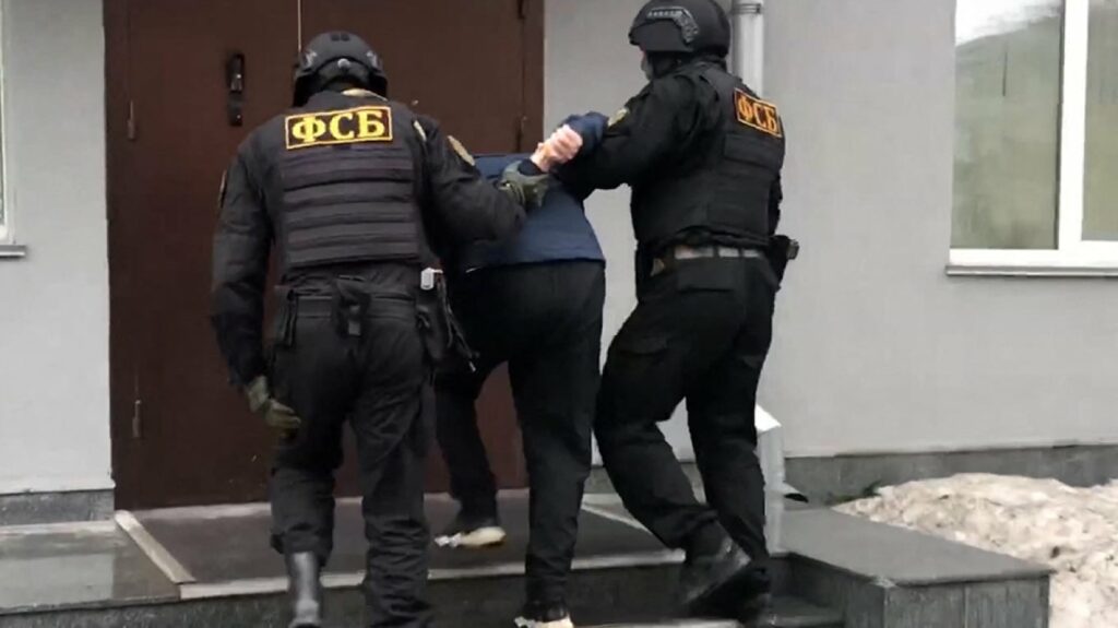 akuzohet si spiun sherbimi federal debon diplomatin britanik i jep afat dy jave te largohet nga rusia 6968b88543a80