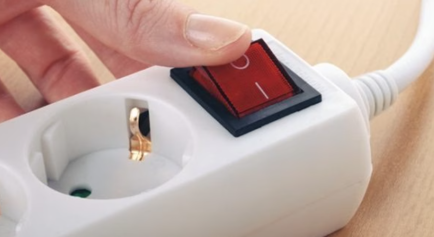 banoret e koliqit protestojne sot per shkak te nderprerjeve te shpeshta te rrymes 696c9610b3208