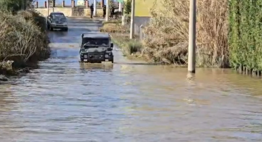 bllokohet rruga ne sukth forcat e ushtrise ne terren per te ndihmuar banoret e bllokuar 6962723a2bf49