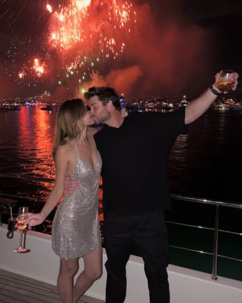 dashuri nen fishekzjarre liam hemsworth dhe gabriella brooks festojne vitin e ri 2026 69595d82397e0