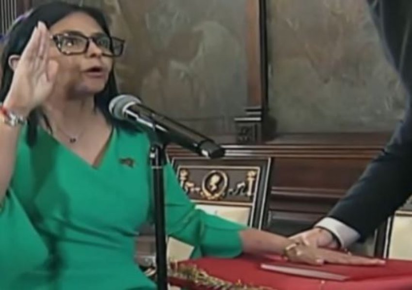 Delcy Rodriguez betohet si presidente e përkohshme e Venezuelës. Qeveria publikon dekretin: Kush mbështet sulmin e SHBA-së, arrestohet! 2 delcy rodriguez betohet si presidente e perkohshme e venezueles qeveria publikon dekretin kush mbeshtet sulmin e shba se arrestohet 695c14741dc47