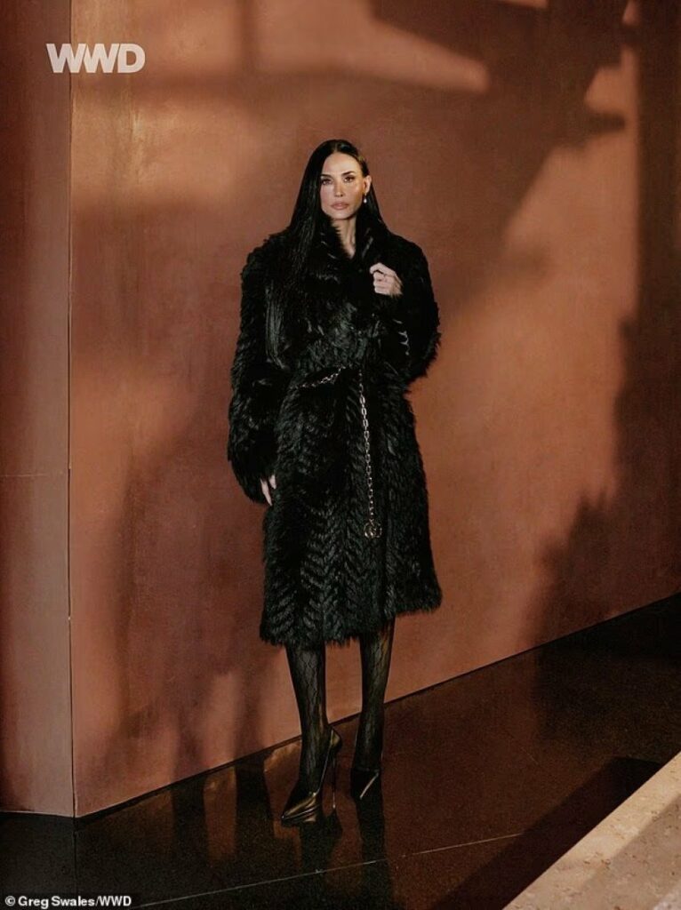 demi moore shkelqen ne fustan mini argjendi nderohet me cmimin fashion icon nga wwd 697366f131c60