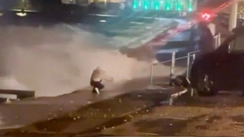 deshi te beje selfie britaniken per pak sa nuk e marrin me vete dallget e detit 6976563ed3ea6