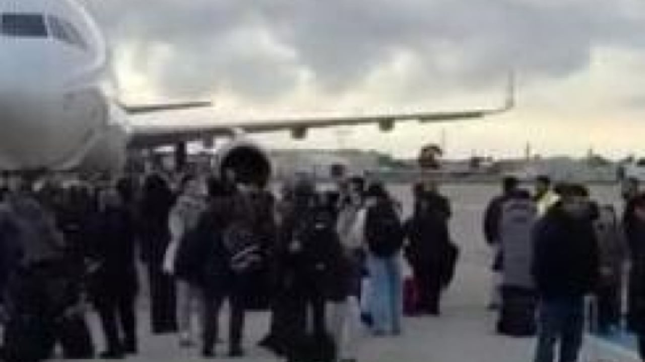 Dolën në pistën e avionit pasi iu devijua fluturimi, prokuroria e Brindisit nis hetimin për 3 shqiptarët 1 dolen ne pisten e avionit pasi iu devijua fluturimi prokuroria e brindisit nis hetimin per 3 shqiptaret 6974cc2482d2b