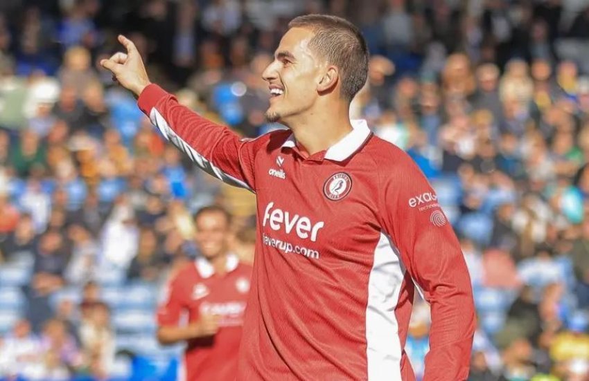 Drejtori shqiptar po e vëzhgon 1 drejtori shqiptar po e vezhgon 697260badb302