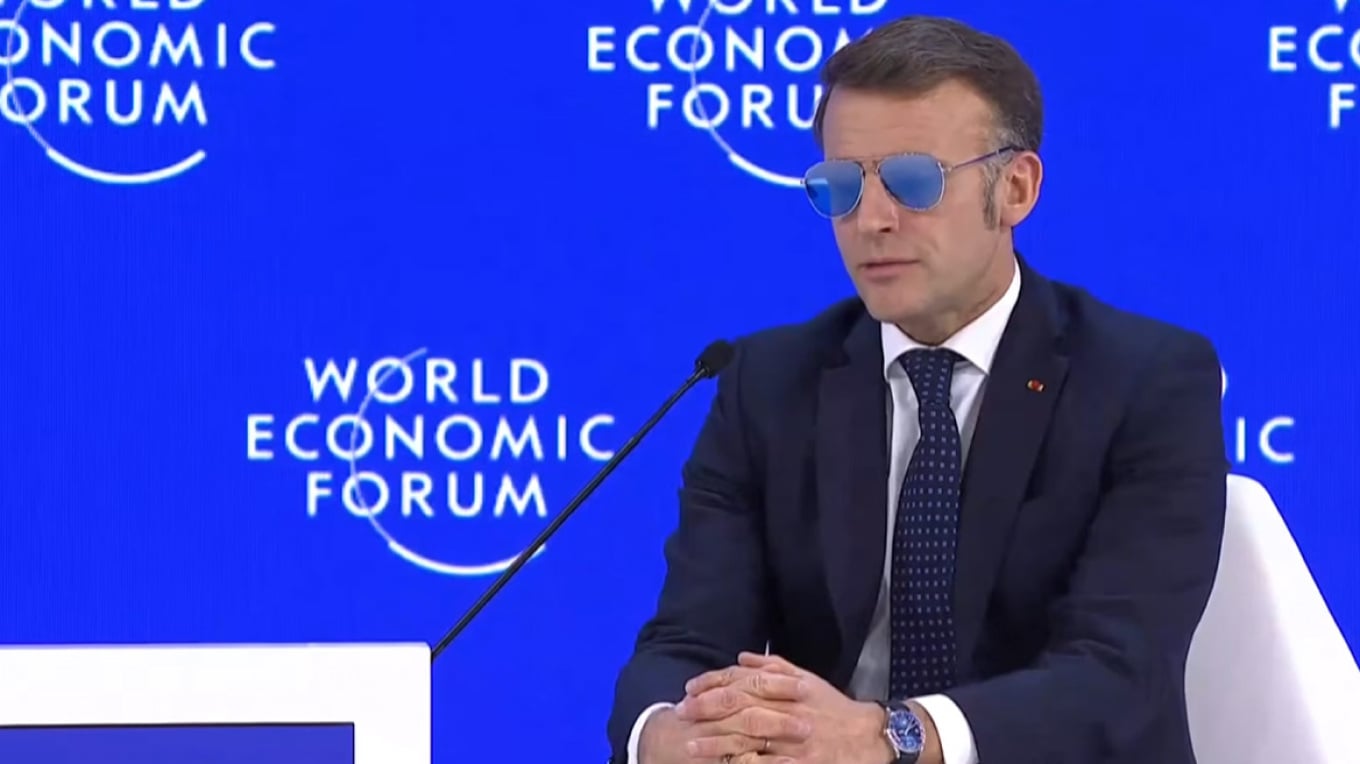 emmanuel macron shfaqet me syze dielli ne davos per shkak te nje problemi me syte 696fa465b115e