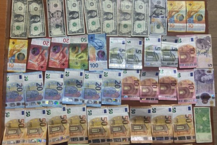 franga dollare dhe euro qytetaret gjejne kuleten dhe e dorezojne ne polici 69708a8ea1eeb