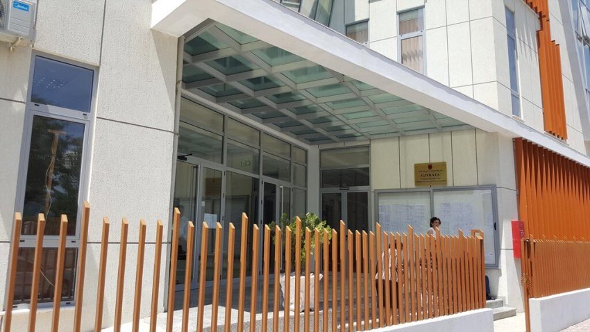 Fusnin drogë në qeli kundrejt pagesës, Prokuroria e Elbasanit jep masat e sigurisë për policin e burgut dhe dy personave që ia siguronin 3 fusnin droge ne qeli kundrejt pageses prokuroria e elbasanit jep masat e sigurise per policin e burgut dhe dy personave qe ia siguronin 697492d75631c