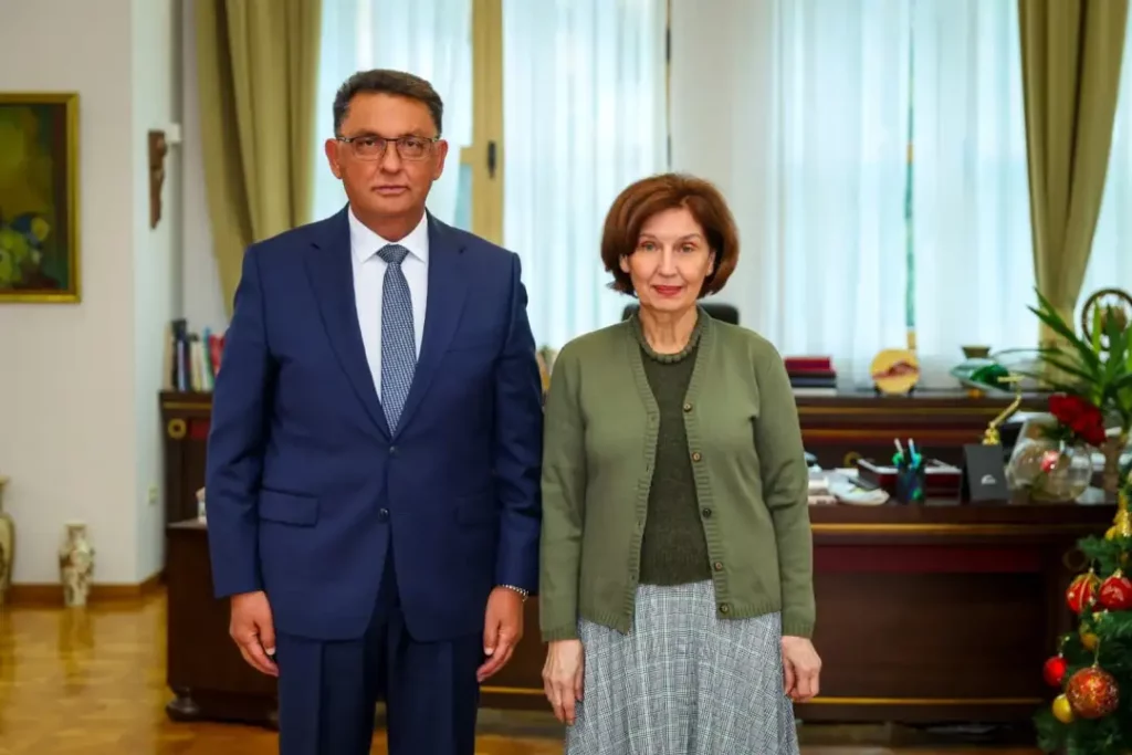 Guvernatori Sllaveski i prezantoi presidentes Siljanovska politikat mikro dhe makroekonomike të vendit 2 guvernatori sllaveski i prezantoi presidentes siljanovska politikat mikro dhe makroekonomike te vendit 69742a0b44b10