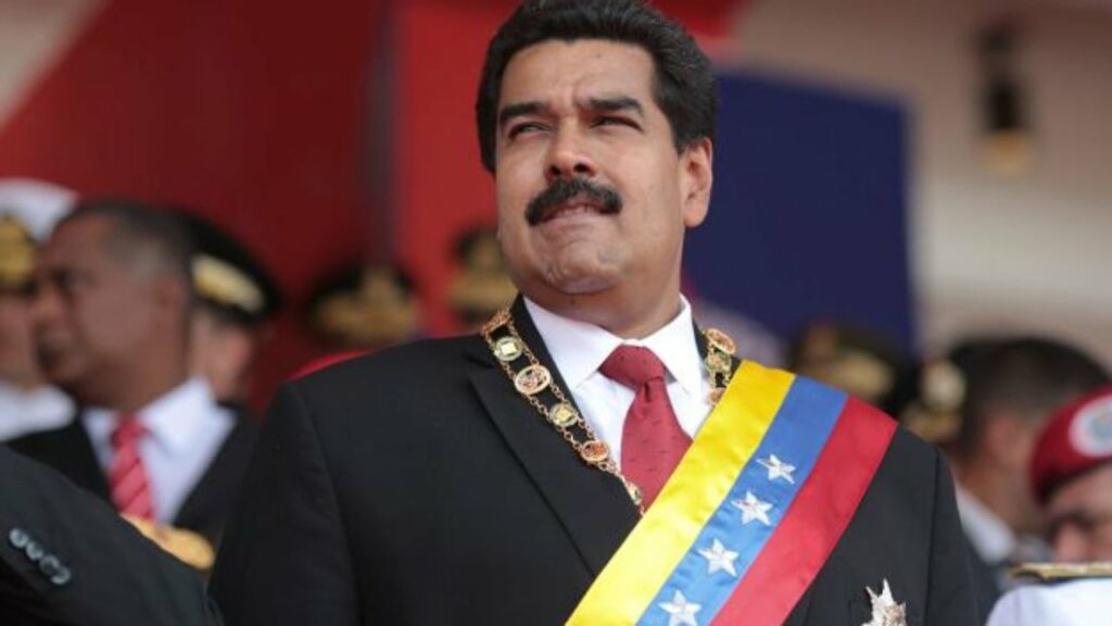 I prangosur në këmbë dhe me duart e lira, Maduro futet në Gjykatë me uniformën e burgut 3 i prangosur ne kembe dhe me duart e lira maduro futet ne gjykate me uniformen e burgut 695bfa05c3bc9