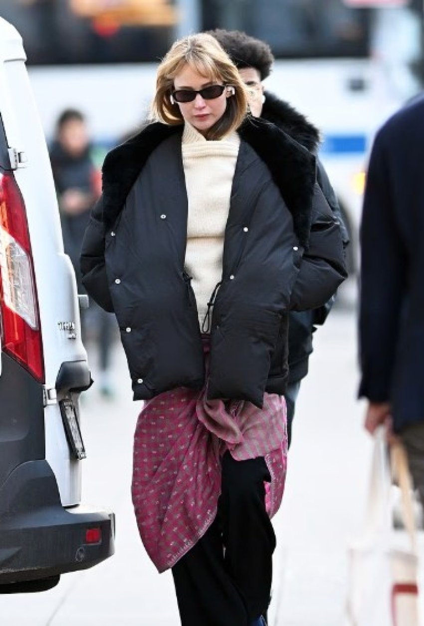 Jennifer Lawrence shfaqet me veshje të çuditshme pas nominimit të mikeshës së saj A-list 1 jennifer lawrence shfaqet me veshje te cuditshme pas nominimit te mikeshes se saj a list 69612a33b9a3d