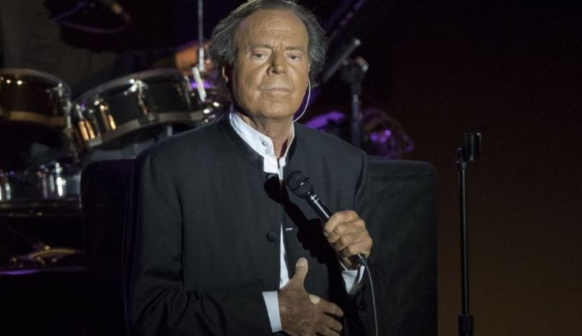 julio iglesias akuzohet per abuzim seksual u denoncua nga dy pastrueset e tij 69662ff39f5b4