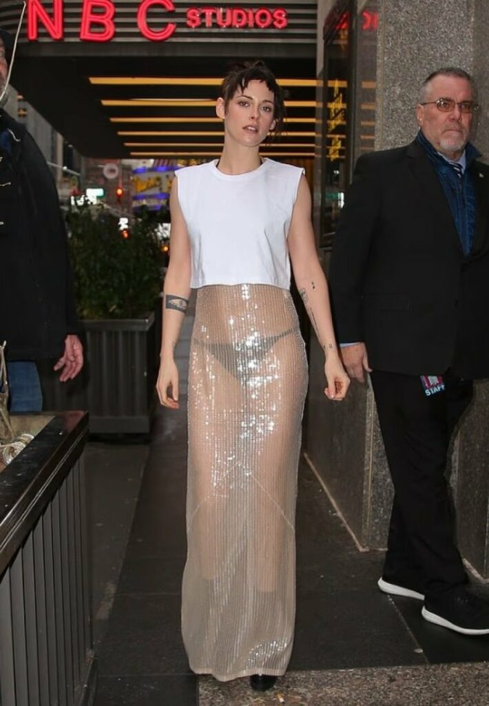 kristen stewart shfaq te brendshmet me nje fund krejtesisht transparent ne new york 695d19c2e7572
