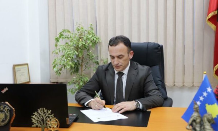 Kryetari i Obiliqit me vendim: 200 euro gjobë për individët që ndotin hapësirën publike, 1 mijë euro për bizneset 3 kryetari i obiliqit me vendim 200 euro gjobe per individet qe ndotin hapesiren publike 1 mije euro per bizneset 6977cae8a8102