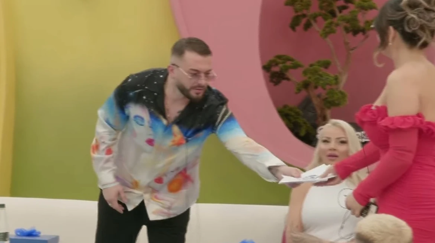 limi ua merr biletat e kthimit pese banoreve dhe ia dhuron ato albes si avantazh pasi u zgjodh kapiten 69740fb286b8a