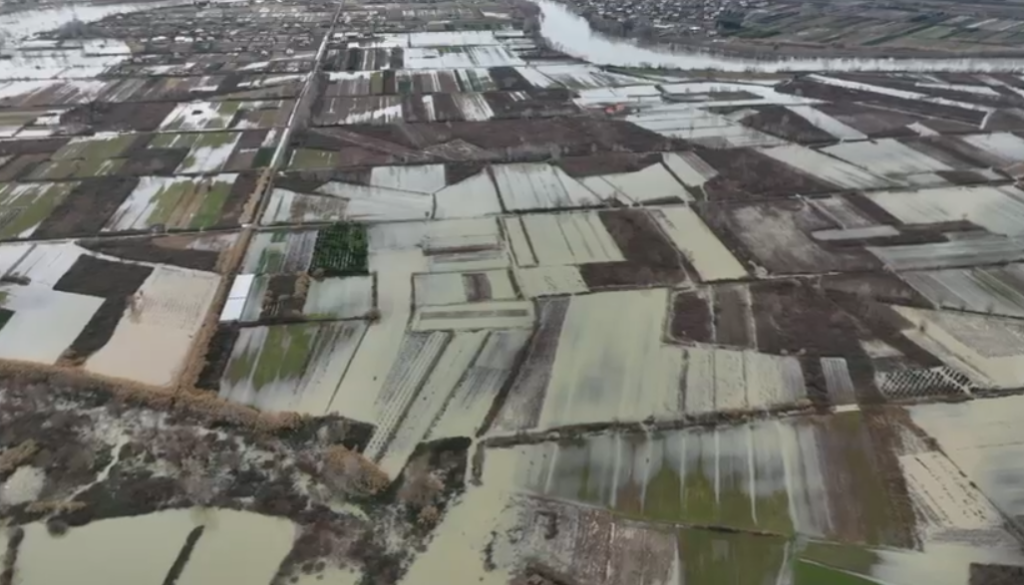 live pamje apokaliptike nga permbytjet situate kritike ne durres bllokim rrugesh ne qukes e gjirokaster protesta ne shkozet rritet niveli i drinit dhe bunes 695eef45ad32a