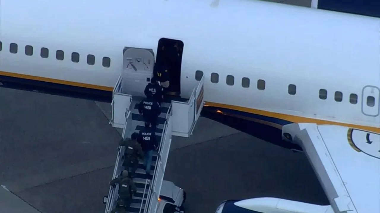 maduro dhe bashkeshortja e tij mberrijne ne bazen ushtarake te nju jorkut 6959cbe708536