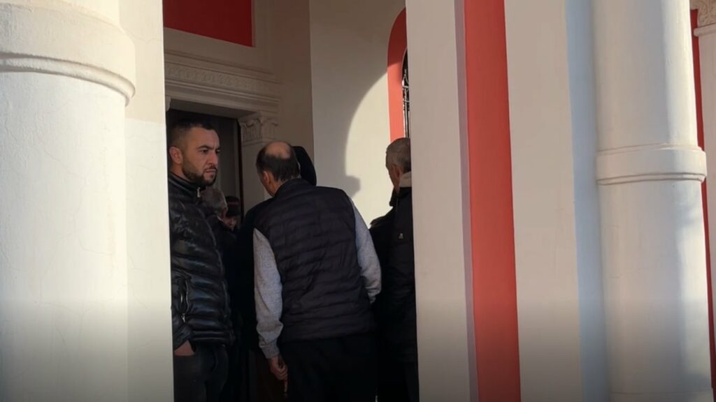 mbyllja e tregut ne vlore tregtaret protestojne futen me force brenda ambienteve te bashkise kerkojme zgjidhje konkrete 6978a4859d7fa