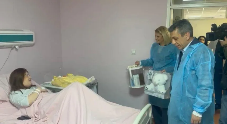 Mexhiti viziton dy vajzat e lindura në orët e para të vitit të ri në Çair 3 mexhiti viziton dy vajzat e lindura ne oret e para te vitit te ri ne cair 6956a4504d8f6