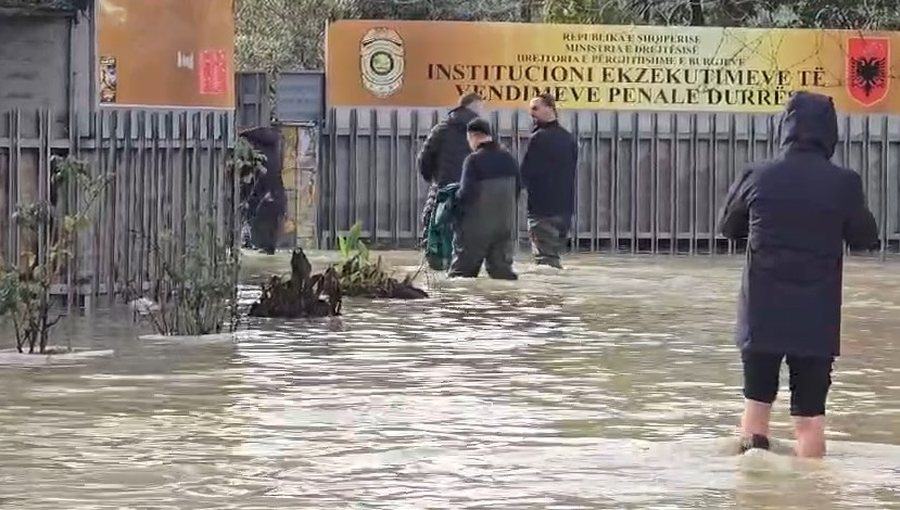 ministri i drejtesise me cizme ne burgun e permbytur te durresit 695d165263b74