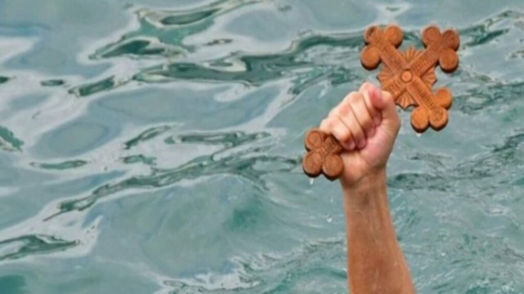 moti i keq ne vend anulohet per here ne dy dekada ceremonia e hedhjes se kryqit ne detin adriatik 695cd8e3be80e