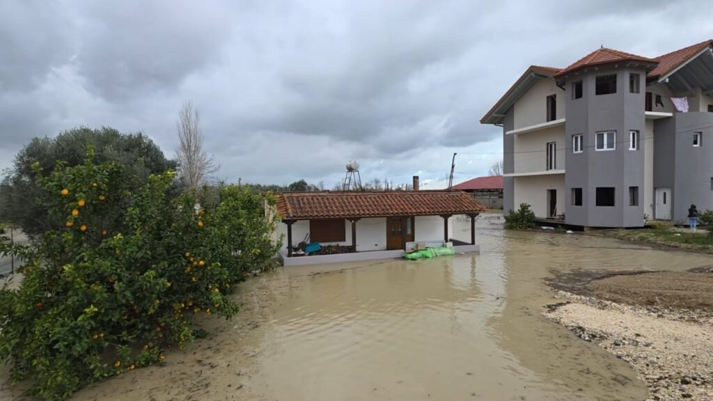Moti i keq prek edhe Fierin, 27 banesa nën pushtetin e ujit nga dalja e lumit Vjosë nga shtrati 3 moti i keq prek edhe fierin 27 banesa nen pushtetin e ujit nga dalja e lumit vjose nga shtrati 695f7be3cd71e