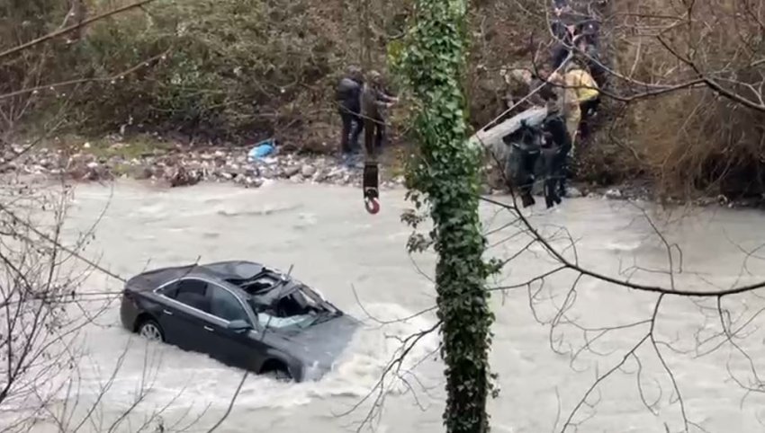 Ndryshon dinamika e ngjarjes, policia arreston drejtuesin e mjetit që ra në përrua, sepse nuk i dha ndihmë pasagjerit 3 ndryshon dinamika e ngjarjes policia arreston drejtuesin e mjetit qe ra ne perrua sepse nuk i dha ndihme pasagjerit 69621dd6a173d