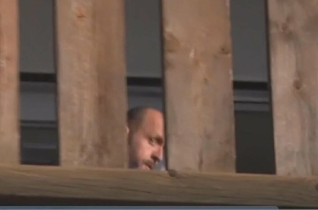 Nën masa të rrepta sigurie/ Pronari i barit të Crans Montana shfaqet në vilën e tij pas lirimit nga burgu, mister garancia për të prej 430,000 eurosh 3 nen masa te rrepta sigurie pronari i barit te crans montana shfaqet ne vilen e tij pas lirimit nga burgu mister garancia per te prej 430000 eurosh 697603a9aab3b