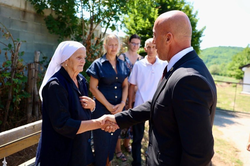 neser varroset nena e deshmoreve tahir dhe agim mazrekaj 696f6a6306f89