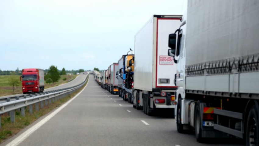 nga kjo e hene nderpritet qarkullimi i kamioneve ne pikat kufitare me serbine 69768e8053679