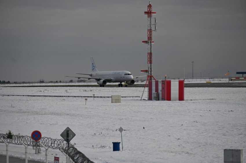Ngricat paralizojnë aeroportet në Vjenë dhe Pragë, anulime dhe vonesa fluturimesh 2 ngricat paralizojne aeroportet ne vjene dhe prage anulime dhe vonesa fluturimesh 696613d349990