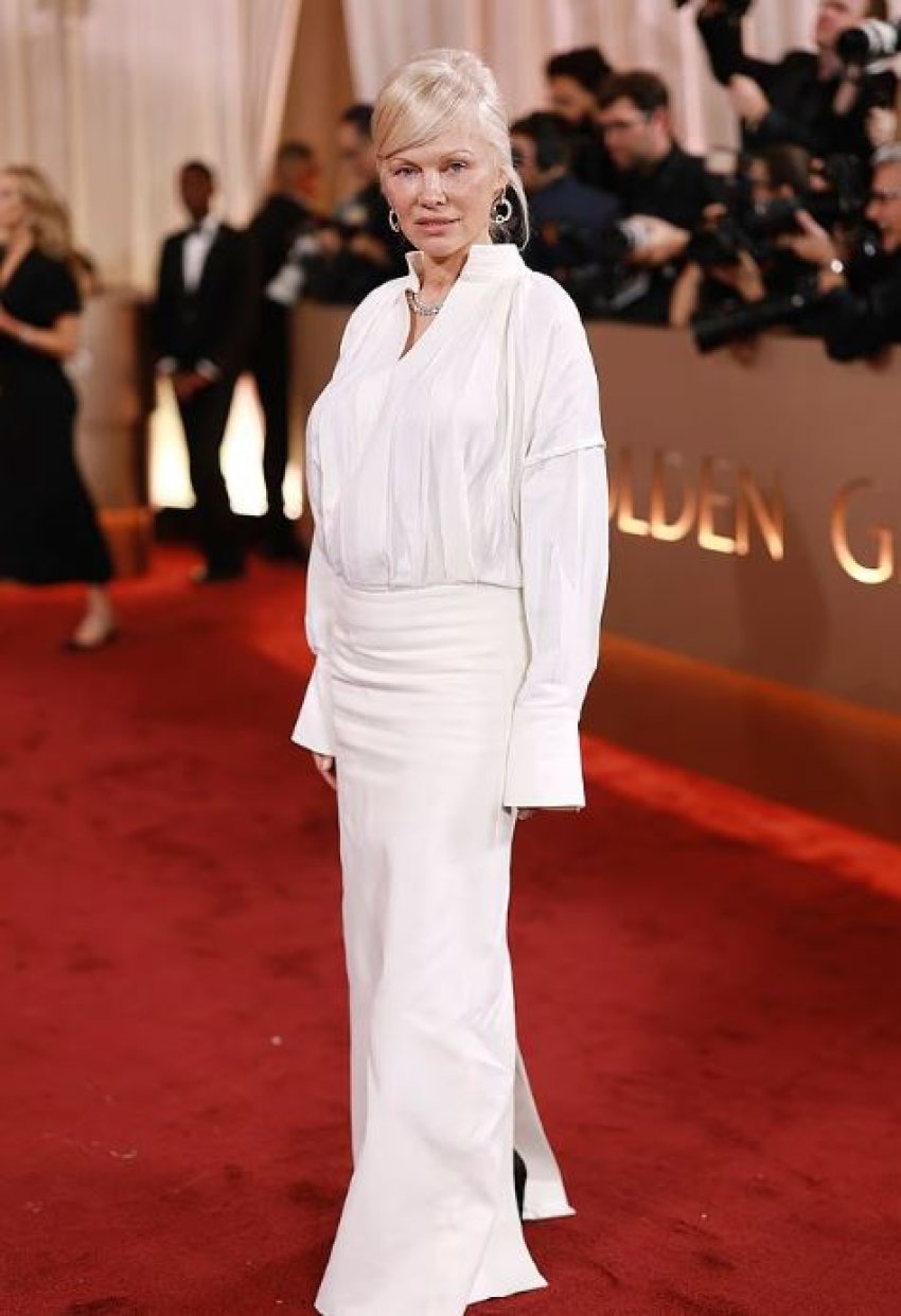 Pamela Anderson rikthehet te rrënjët e saj si bjonde bombastike në Golden Globes 2026 1 pamela anderson rikthehet te rrenjet e saj si bjonde bombastike ne golden globes 2026 696670316c252