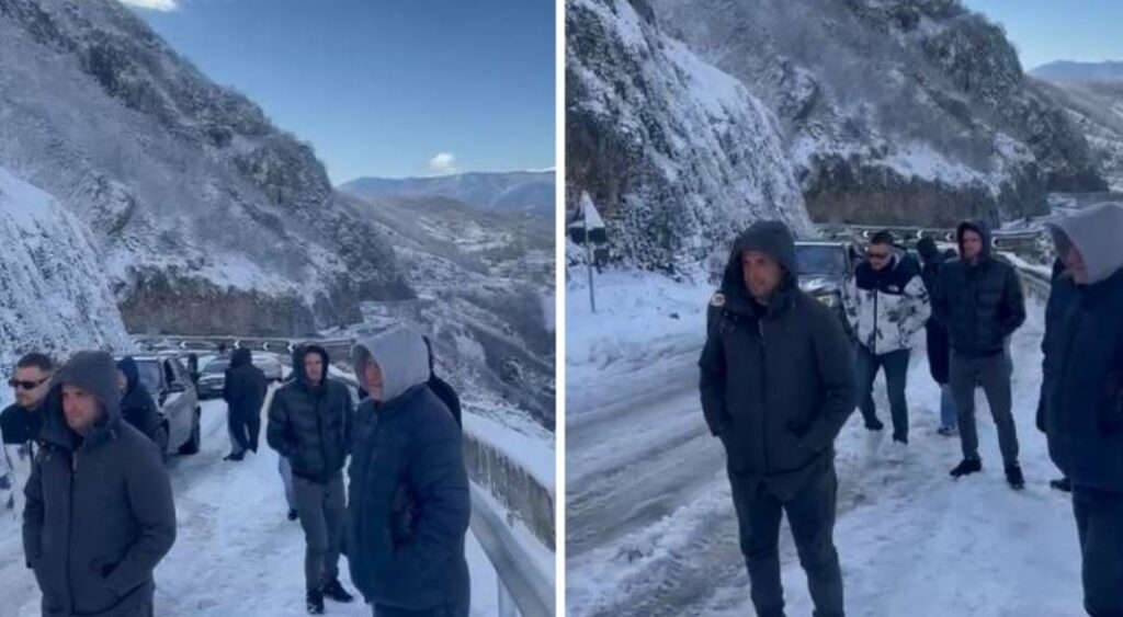 Paralizohet prej dëborës aksi Librazhd-Peshkopi, dhjetëra qytetarë bllokohen me mjetet e tyre në kthesën e Lunikut 3 paralizohet prej debores aksi librazhd peshkopi dhjetera qytetare bllokohen me mjetet e tyre ne kthesen e lunikut 69638c83b4eeb