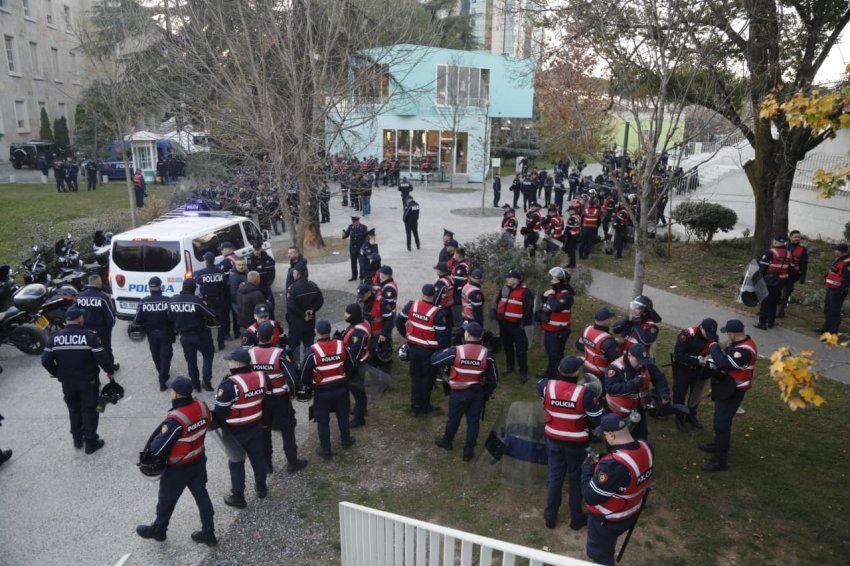 Partia Demokratike në protestë para Kryeministrisë, mbi 1300 policë në gatishmëri 3 partia demokratike ne proteste para kryeministrise mbi 1300 police ne gatishmeri 6974cb187297c