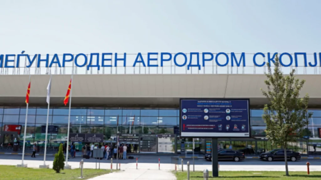 Përleshen fizikisht disa persona në Aeroportin e Shkupit 3 perleshen fizikisht disa persona ne aeroportin e shkupit 6969356f8d97a