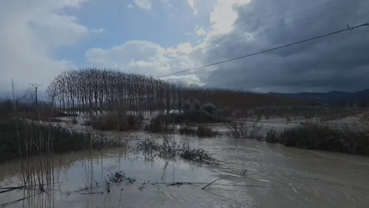 permbytjet ne fier jepet urdher evakuimi dhe per banoret e fshatit ferras 695f9d357fda1