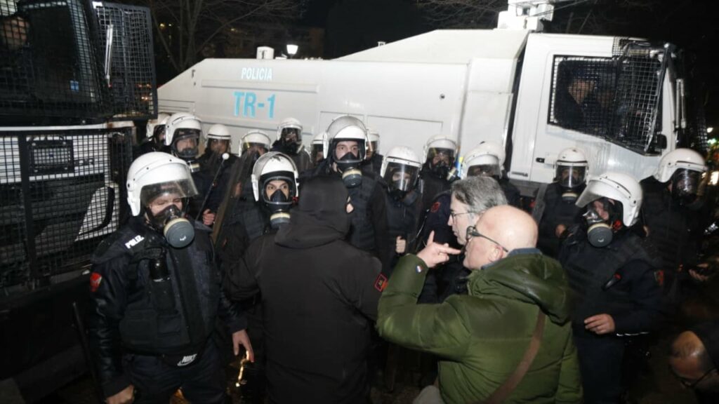 perplasjet e ashpra perpara kuvendit deputetet e pd se tentojne te ndalojne autobotin e ujit 697520833995a