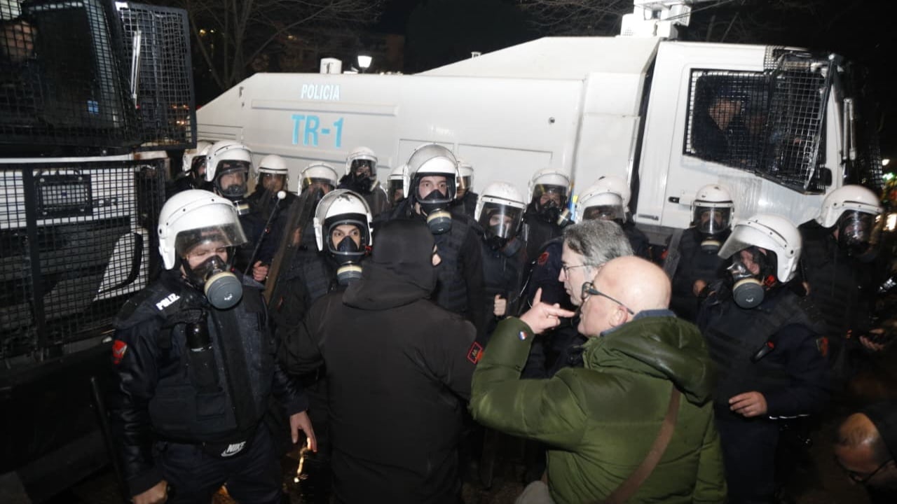 perplasjet e ashpra perpara kuvendit deputetet e pd se tentojne te ndalojne autobotin e ujit 697520833995a